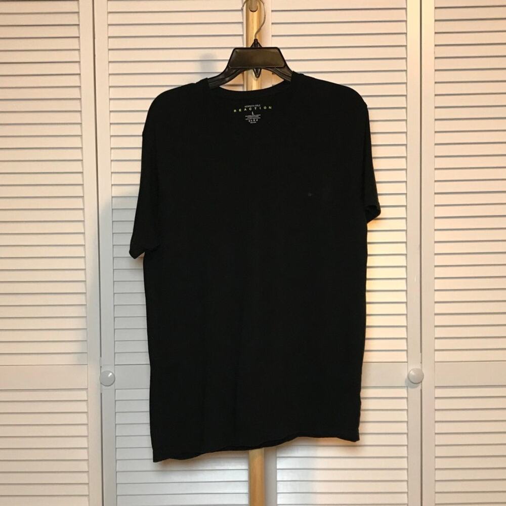 Kenneth Cole Reaction Activewear V-neck Short Sleeve T-shirt L